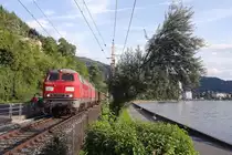 225 024-9 und eine weitere unerkannt gebliebene 225er ziehen am 12.08.2011 einen auf Grund der Arlbergsperre umgeleiteten G�terzug, bestehend aus 4 Wagen, zwischen Bregenz und Lindau am Bodenseeufer entlang Richtung M�nchen.