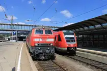 218 491 und 218 494 zogen am 17.08.2011 den IC 119 (M�nster Westf. HBF-Insbruch). Zwischen Ulm und Lindau (�ber Friedrichshafen) wird der Zug von zwei Loks der Baureihe 218 gezogen. Rechts steht eine Doppeltraktion 612 zur Abfahrt nach Lindau bereit.