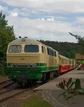 Die schmalspur (1000mm) Diesellok D5 (ex FEVE 1405) der Brohltalbahn steht am 18.08.2011 im Bf Engeln mit Zug f�r R�ckfahrt bereit. Die Lok wurde 1966 unter der Fabriknummer 31004 bei Henschel  gebaut. Sie hat eine Leistung von 1200 PS und eine Bauart B-B. Im Jahr 1998 kam die Lok von Spanien ins Brohltal.