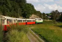 Ein herrlicher Familenausflug bei super Wetter: Mit der Brohltalbahn und der Diesellok D5 (ex FEVE 1405) am 18.08.2011 auf R�ckfahrt (Bergab) hier kurz vor Burgbrohl. Die Brohltalbahn, mit einer landschaftlich reizvolle Bahnstreckel�nge von 17,5 km, geh�rt zu den steilsten Adh�sionsstrecken mit 1000 mm Spurweite in Deutschland .