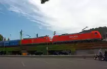 185 300-1 und 185 141-9 ziehen PKP cargo Erzzug am 18.08.2011, hier bei Linz, auf der rechte Rheinstrecke aufw�rts (Richtung S�den).
