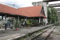 Bahnsteig Richtung Hua Lamphong des Bf. Bang Khen in Richtung Hua Lamphong am 11.Juni 2011.