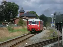 Am 20.und 21.August 2011 ist die Neustrelitzer Ferkeltaxe 172 001/601 wieder den ganzen Tag zwischen Lauterbach Mole und Bergen/R�gen im Einsatz gewesen,w�hrend der Stammtriebwagen PRESS VT650 032 beide Tage in Putbus stand.Am 20.August 2011 fotografierte ich den LVT bei der Einfahrt in Putbus w�hrend auf dem Nebenbahnsteig der Rasende Roland nach G�hren wartete.
