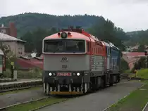 754 050-3 und 750 705-6 auf Bahnhof Trutnov Hlavn� N�dra�� am 1-8-2011.