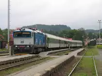 Reko-Taucherbrille 750 705-6 (BR 750.7) mit R 849 Praha Hlavn� N�dra��-Trutnov Hlavn� N�dra�� auf Bahnhof Trutnov Hlavn� N�dra�� am 1-8-2011.