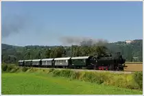 NBiK 93.1332 am 21.8.2011 mit dem vorletzten Sonderzug von Weizelsdorf nach Ferlach anl�sslich der NOSTALGIE TOTAL 2011, aufgenommen aufgenommen n�chst Kappel a.d. Drau mit der Burg Hollenburg im Hintergrund.