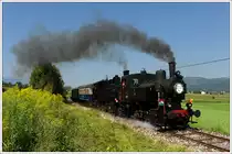 NOSTALGIE TOTAL - „Dampf, Diesel, Strom“ nannte sich eine Veranstaltung am 21. August 2011, welche von den Nostalgiebahnen in K�rnten durchgef�hrt wurde. Zwischen Weizelsdorf und Ferlach verkehrten an diesem Tag zahlreiche Dampfsonderz�ge. Den Anfang machte 88.103, welche heuer ihren 70igsten Geburtstag feiert, als Vorspann vor 93.1332 mit ihrem Sonderzug von Weizelsdorf nach Ferlach. Die Aufnahme entstand kurz nach Kappel an der Drau.