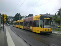 Dresden: Stra�enbahnlinie 11 nach Zschertnitz an der Haltestelle Radeberger Vorstadt Waldschl��chen.(29.7.2011)