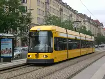 Dresden: Stra�enbahnlinie 2 nach Kleinzschachwitz an der Haltestelle Pirnaischer Platz.(1.8.2011)