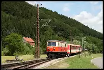 1099.004 f�hrt am 15.06.2011 mit dem Regionalzug 6813 - �tscherland - in den Bahnhof Rabenstein ein.