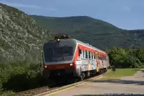 813-108 f�hrt in Solkan ein. Die Front hab ich geheilt, aber die Seite nicht. Das ist sicher das interessanteste Bild, das mir seit langem begegnet ist, diese S�ge mit den H�nden, daher hab ich es obengelassen. August 2011 kHds