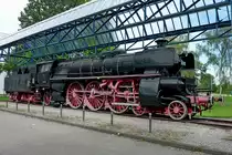 BR 18.3, steht vor der FH Offenburg, Blick auf die F�hrerstandseite, wurde als Schnellzuglok vor dem ber�hmten  Rheingold  eingesetzt und erreichte mit ca.2000PS eine Geschwindigkeit von 140Km/h, Aug.2011