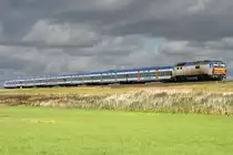 Die MaK DE 2700-07 schiebt die NOB von Westerland nach Hamburg Altona �ber den Hindenburgdamm auf Sylt am 19.08.2011