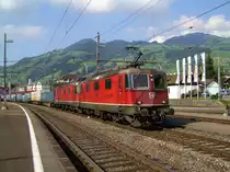 Eine Re 10/10 angef�hrt von der Re 4/4 11275 am 27.08.2008 mit einem KLV-Zug bei der Einfahrt in Schwyz. 