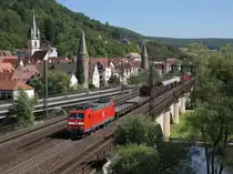 Die 185 126 am 20.08.2011 mit einem G�terzug bei der Durchfahrt durch Gem�nden. 