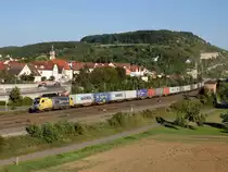 Die ES 64 U2-007 am 20.08.2011 mit einem Containerzug bei der Durchfahrt durch Retzbach-Zellingen. 