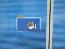 Hier die Nahaufnahme eines in eine Abstellwand eingelassenen Fahrkartenentwerter. Aufgenommen am 24.7. in Wyningen.