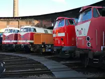 Die Dieselfraktion mit zwei ostdeutschen Babelsbergerinnen, 118 770 und 118 782 sowie zwei rum�nischen U-Booten, 219 084 und 219 003 am Abend des 20.08.2011 beim Heizhausfest in Chemnitz-Hilbersdorf