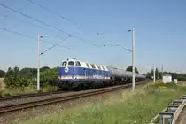 Aus Gro�korbetha kommend f�hrt die V180 der InfraLeuna mit einem Kesselwagenzug in Richtung Wei�enfels. Fotografiert am 18.08.2011 bei Schkortleben. 