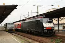 In Merseburg f�hrt soeben 189 844-4 mit der Regionalbahn von Halle nach Eisenach ein. Fotografiert am 18.08.2011. 