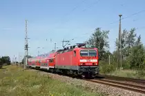 Mit der Regionalbahn von Magdeburg nach Dessau erreicht 143 551-0 in wenigen Augenblicken den Bahnhof K�nigsborn. Fotografiert am 20.08.2011. 
