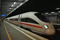 Am fr�hen Morgen des 11.8.2011 steht 411 053 „Ilmenau” als ICE 23 nach Wien im Essener Hbf zur Abfahrt bereit.