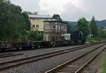 Die MRCE 500 1517, eine Vossloh G 1206, mit leeren Sammnps Flachwagen (6-achsig) Ganzzug, f�hrt, am 23.08.2011, von Herdorf weiter Richtung Betzdorf.
