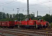 294 734-9 und andere der DB Schenker, abgestellt am 21.08.2011 in Wetzlar auf den G�terragierbahnhof. Die Aufnahme entstand aus einem fahrenden Zug.