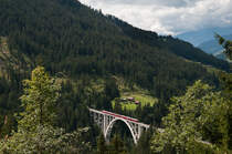 R 1448 (Arosa - Chur) mit einem unbekannt gebliebenen ABe 8/12 am 9. August 2011 auf dem Langwieser Viadukt.