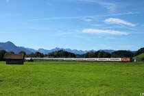 218 487-7 zieht am 16.8.2011 ihren IC 2012  Allgäu  durch die namensgebende Landschaft zwischen Sonthofen und Blaichach.