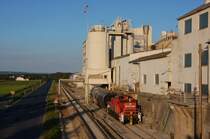 294 765 am 18.05.2011 f�hrt mit einer �bergabe von Schnaittenbach nach Hirschau durch die Verladeanlagen der Amberger Kaolinwerke. In dieser Woche mussten die �bergaben immer durch den parallel zum Streckengleis verlaufenden Anschluss fahren, da das Streckengleis wegen Bauarbeiten gesperrt war. (Strecke Amberg-Schnaittenbach)