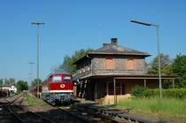 232 088 am 19.05.2011 mit Schotterzug vor dem Hirschauer Bahnhofsgeb�ude (Strecke Amberg-Schnaittenbach)