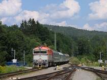 754 050-3 mit R 855 Praha Hlavn� N�dra��-Trutnov Hlavn� N�dra�� auf Bahnhof Trutnov Střed am 3-8-2011.
