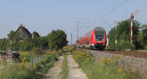 Mit Steuerwagen voraus kommt hier der RE nach Karlsruhe gefahren. Hier sieht man den Zug am 24.08.2011 kurz vor Durmersheim.