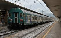 Hier R2313 von Firenze S.M.N. nach Roma Termini, bei der Ausfahrt am 19.7.2011 aus Firenze S.M.N. 