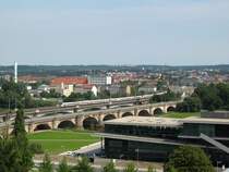 21.08.2011, ICE in Dresden auf der Marienbr�cke in Richtung Bahnhof Dresden - Neustadt; Blick von Hochhaus der  S�chsischen Zeitung 