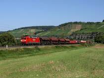 Die 152 057 am 20.08.2011 mit einem G�terzug unterwegs bei Himmelstadt. 