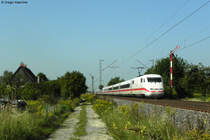 24.08.2011: 401 083-1  Timmendorfer Strand  passiert als ICE 278 nach Interlaken Ost die BK Basheide zwischen Forchheim und Durmersheim.