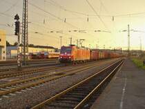 185 080-9 zieht einen Sch�ttgutwagenzug am 23.08.2011 durch Kaiserslautern hbf