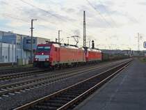 186 322-4 und 185 030-4 (kalt) ziehen einen gemischten G�terzug am 24.08.2011 durch Kaiserslautern Hbf