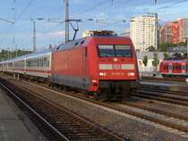 101 071-9 mit dem IC 2052 Stuttgart - Saarbr�cken am 24.08.2011 in Kaiserslautern hbf
