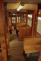 Innenleben von Wagen 1 der Stuttgarter Standseilbahn mit B�nken und Auskleidung aus Mahagoniholz - wie bei der Indienststellung 1929. (14.08.2011)
