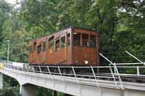 Einfahrt von Wagen 1 der Stuttgarter Standseilbahn in die Talstation am S�dheimer Platz. Au�en ist der Wagen aus Teakholz. (14.08.2011)