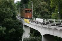 Unterwegs: Wagen 1 der Stuttgarter Standseilbahn auf Talfahrt �ber der Seilbahnstr. (14.08.2011)