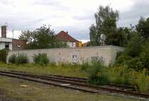 Ein ehemaliges Unterkunftsgeb�ude f�r Eisenbahner im Bf Ro�leben, der seit Dezember 2006 ohne regelm��igen Schienenverkehr ist; 28.08.2011