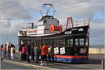 Leider nur die Fahrschule. Wagen 737 f�hrt langsam an wartenden Passagieren vorbei. Aber auch regul�re Wagen fahren schon mal durch, wenn sie bereits voll besetzt sind. (09.08.2011)