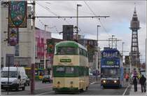 Wagen 715 und 709 begegnen sich auf der Promenade vor dem Blackpool Tower. (09.08.2011)