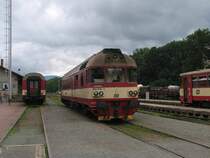 854 215-1 auf Bahnhof Trutnov Hlavn� N�dra�� am 1-8-2011.