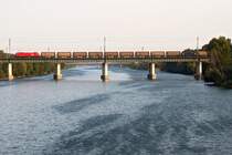 Lebhafter S�dostwind begleitet diesen Ganzzug bei seiner Fahrt �ber das Wiener Entlastungsgerinne Richtung Norden am 04.09.2011.