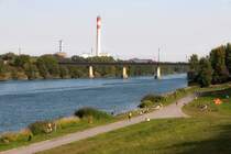 R 2577 ist von Marchegg nach Wien S�dbahnhof (Ostseite) unterwegs. Die Aufnahme enstand zwischen Wien Lobau und Wien Praterkai, am 04.09.2011, einem heissen Sp�tsommertag, dem letzten Ferientag im Osten �sterreichs. 
